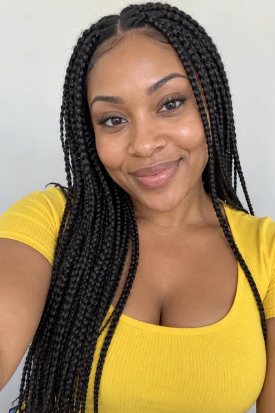 Eingabefoto: eine Frau mit Box Braids in gelbem Top und ein Mann in weißem T-Shirt