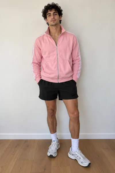 Eingabefoto: eine Frau in pinkem Hoodie und ein Mann in pinker Trainingsjacke