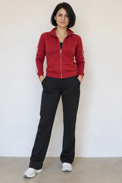 Foto de entrada: una mujer con bob negro, chaqueta deportiva roja y pantalón negro