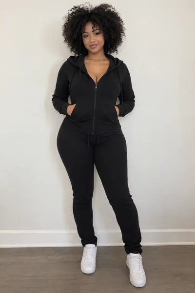 Foto de entrada: una mujer con trenzas largas, chaleco acolchado amarillo y pantalón cargo verde oliva, y una mujer de pelo rizado con sudadera negra con cremallera y leggings